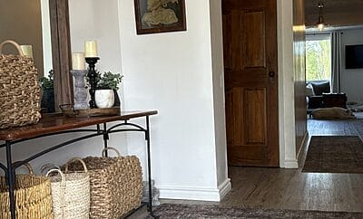 Private room with Q-bed, clean & cozy, with scenic view. Close to hospital.