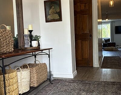 Private room with Q-bed, clean & cozy, with scenic view. Close to hospital.