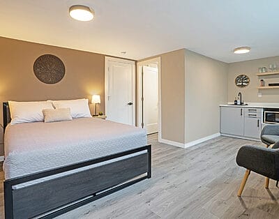 Luxury suite minutes walk from Hospital